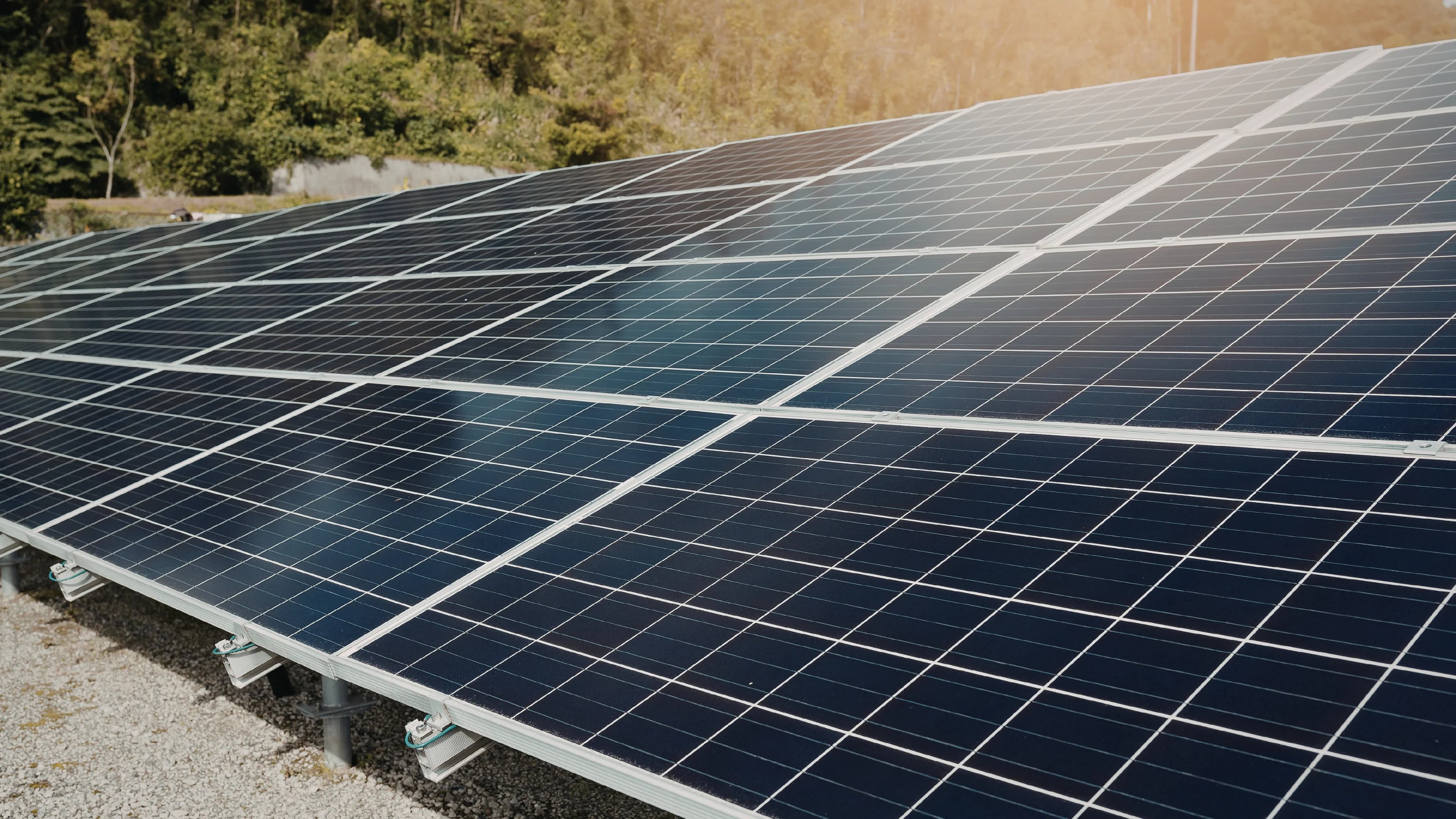 Industrijski solarni paneli na krovu magacina